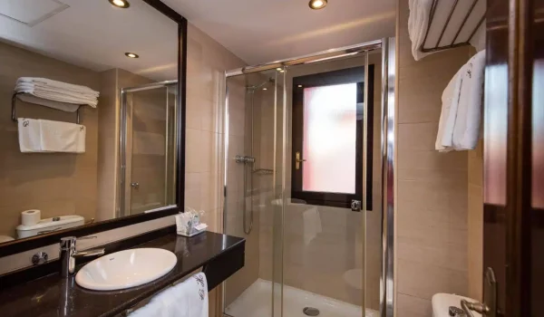 Baño de una habitación del Gran Hotel Paraíso