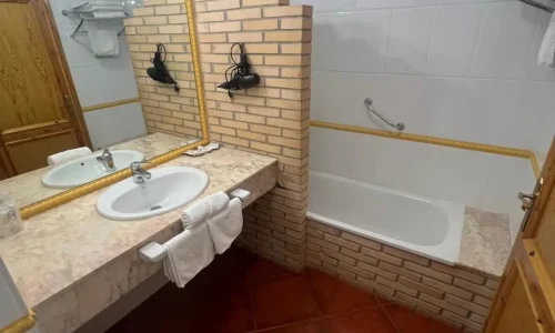 Baño de una habitación del Hotel Gavitu.