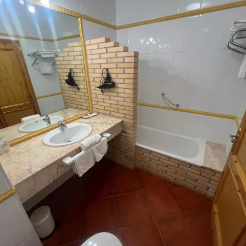 Baño de una habitación del Hotel Gavitu.