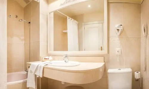 Baño de una habitación del Hotel Silken Spa La Hacienda de Don Juan