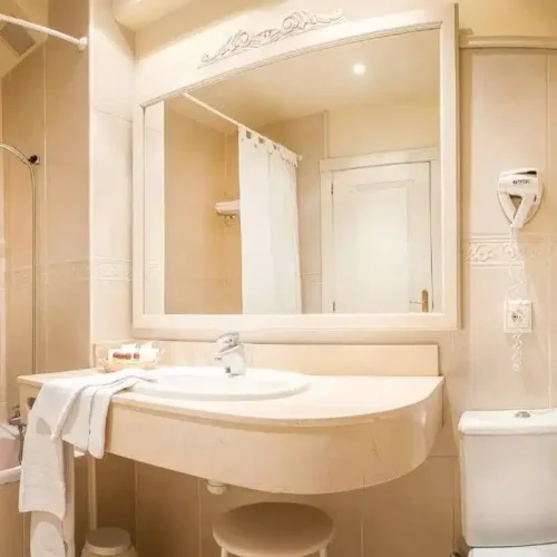 Baño de una habitación del Hotel Silken Spa La Hacienda de Don Juan