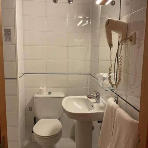 bano-hotel-cuevas-del-mar