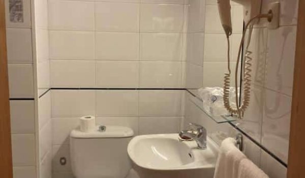 bano-hotel-cuevas-del-mar