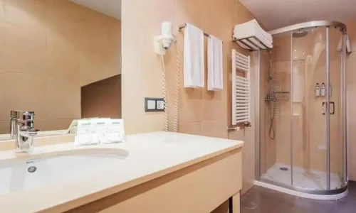 Baño de la habitación del Hotel Don Paco