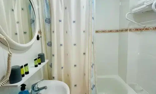 Baño de una habitación del Hotel Las Palmeras