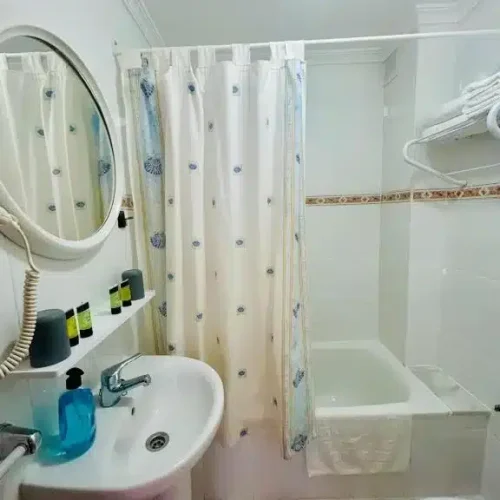 Baño de una habitación del Hotel Las Palmeras