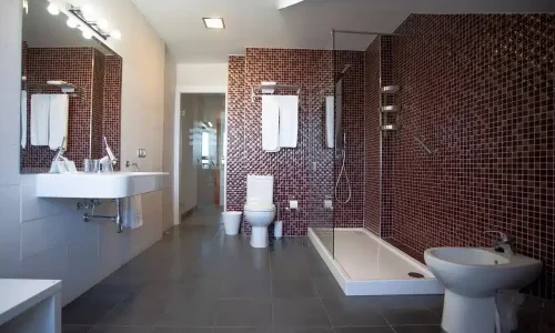 Baño de una de las habitación del Hotel Miraolas.