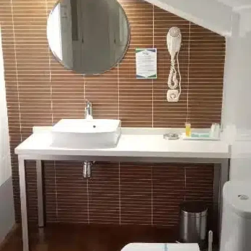 Baño de una de las habitaciones del hotel Palacio de Garaña.