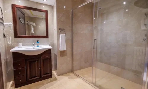 Baños de algunas de las habitaciones del Hotel Puerto Rico