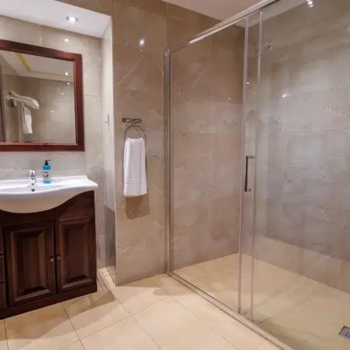Baños de algunas de las habitaciones del Hotel Puerto Rico