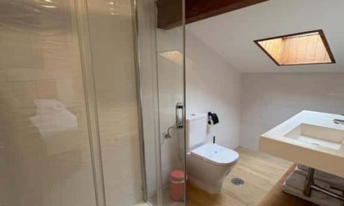 Baño de una habitación del Hotel Puerto de Llanes