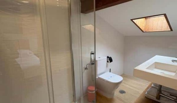 Baño de una habitación del Hotel Puerto de Llanes