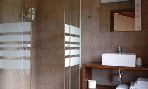 Baño de una habitacion del Hotel El Rincon de Yaxu