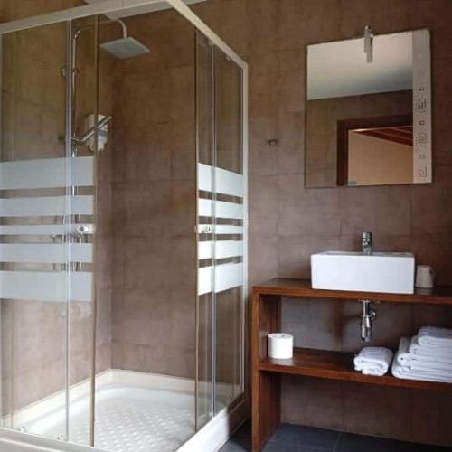 Baño de una habitacion del Hotel El Rincon de Yaxu