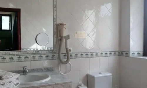 Baño de habitación del Hotel Rural El Otero
