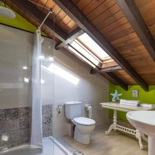 Baño de una habitación del Hotel Rural Porrúa