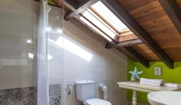 Baño de una habitación del Hotel Rural Porrúa