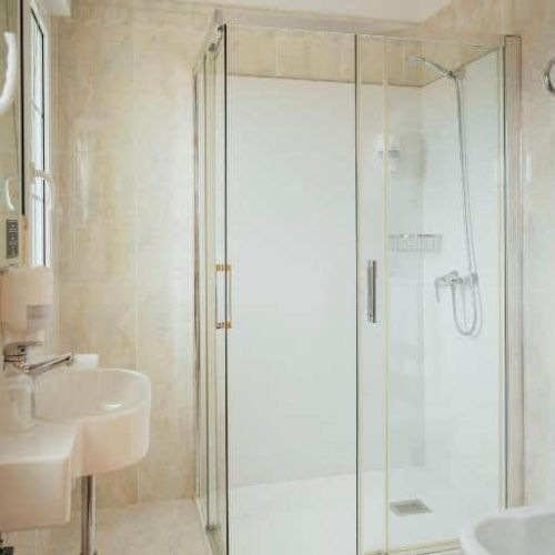 Ducha de una habitación del Hotel San Jorge