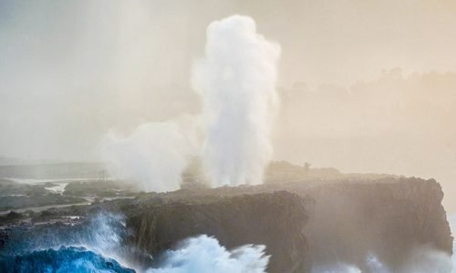Imagen de la impresionante columna de agua expulsada a través de las cavidades de los Bufones de Pría