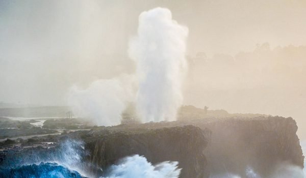 Imagen de la impresionante columna de agua expulsada a través de las cavidades de los Bufones de Pría