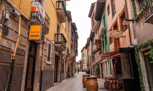 Imagen de la Calle Mayor de Llanes junto a sus tradicionales colores y bares