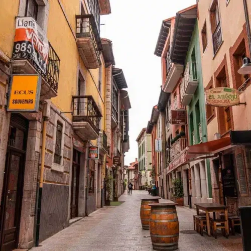 Imagen de la Calle Mayor de Llanes junto a sus tradicionales colores y bares