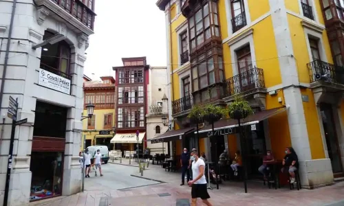 Imagen de las calles de la villa de Llanes.