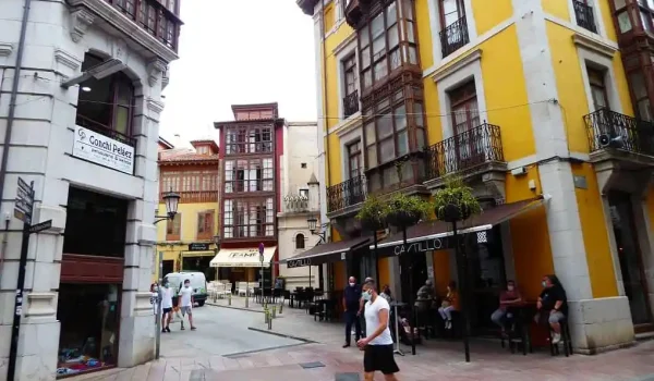 Imagen de las calles de la villa de Llanes.