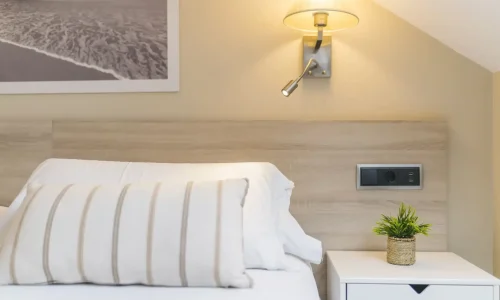 Imagen detallada de la cama del Hotel Miracielos