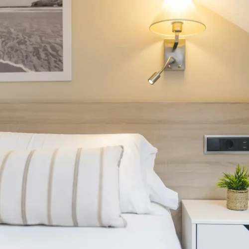 Imagen detallada de la cama del Hotel Miracielos