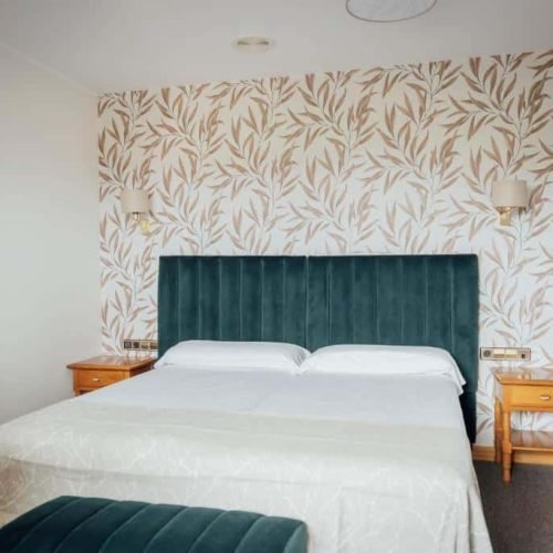 Cama matrimonial de una habitación del Hotel San Jorge