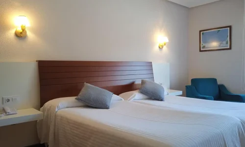 Cama de una habitación del Hotel Sablón.