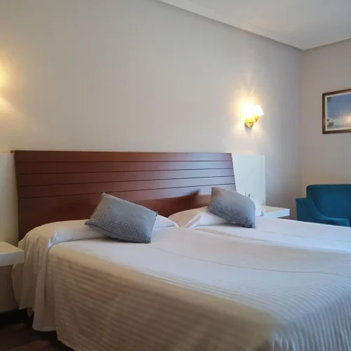 Cama de una habitación del Hotel Sablón.