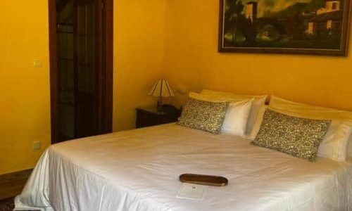 Foto de la cama de una habitación del Hotel Santuario kunturi