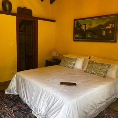 Foto de la cama de una habitación del Hotel Santuario kunturi