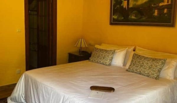 Foto de la cama de una habitación del Hotel Santuario kunturi