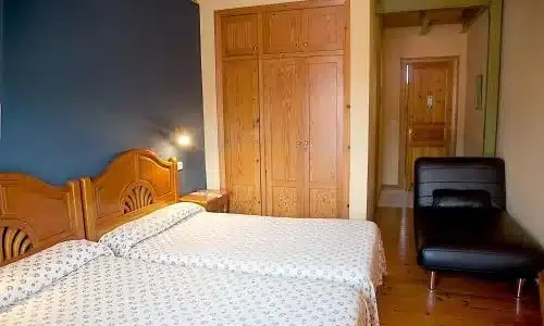 Habitación del Hotel Cuevas del Mar con cama supletoria.