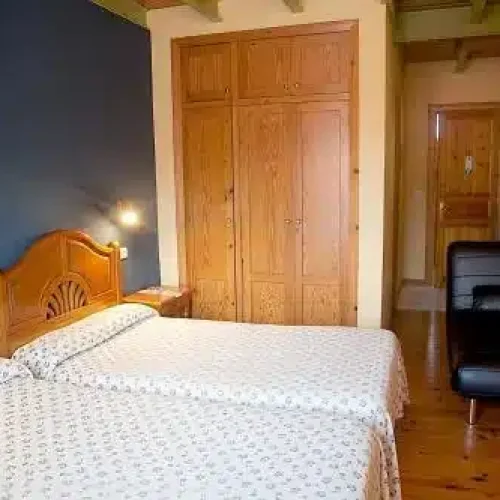 Habitación del Hotel Cuevas del Mar con cama supletoria.