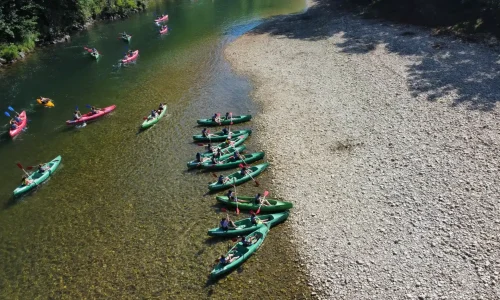 Imagen aérea de personas en canoa realizando el Descenso del Sella.