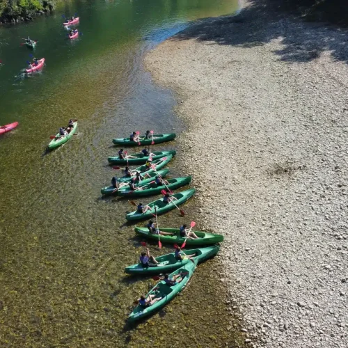 Imagen aérea de personas en canoa realizando el Descenso del Sella.