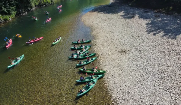 Imagen aérea de personas en canoa realizando el Descenso del Sella.