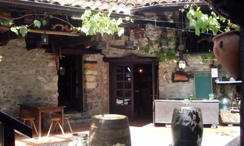 Imagen del patio interior del Restaurante Casa Poli, en Puertas de Vidiago