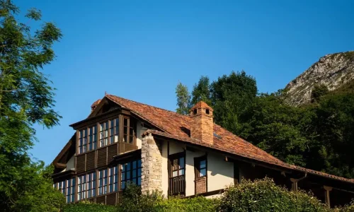 Imagen de uno de los edificios del Hotel Rural La Montaña Mágica.