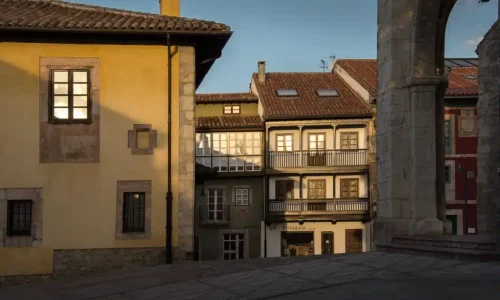 Imagen de las casas blasonadas del casco historico de llanes que podrás observar durante el tour privado