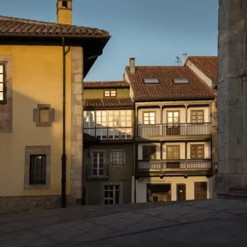 Imagen de las casas blasonadas del casco historico de llanes que podrás observar durante el tour privado