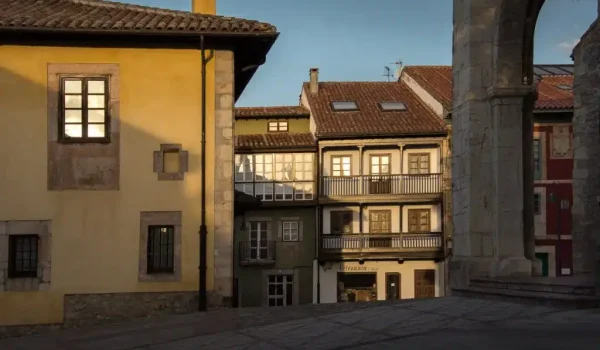 Imagen de las casas blasonadas del casco historico de llanes que podrás observar durante el tour privado