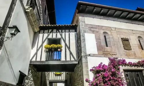 Imagen de las fachadas del casco histórico de Llanes.