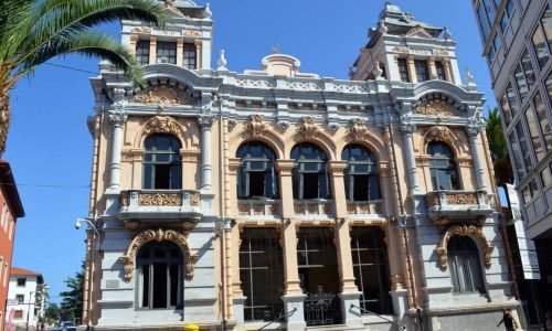 Imagen del casino de Llanes.