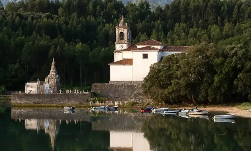 Imagen del cementerio de Niembro situado junto a la iglesia de Nuestra Señora de los Dolores.