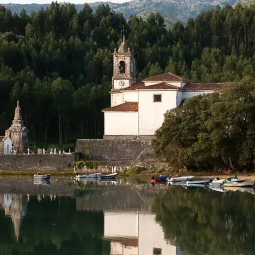 Imagen del cementerio de Niembro situado junto a la iglesia de Nuestra Señora de los Dolores.